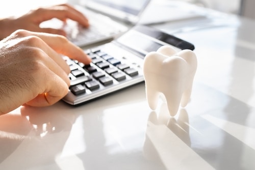 Coste de los mini-implantes dentales frente al coste de los implantes dentales convencionales